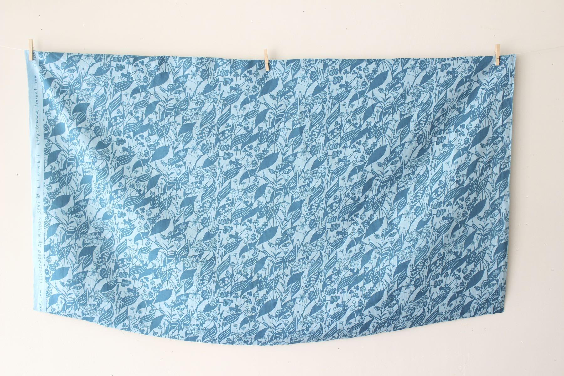 LINNETリネンプリント <br />おとなり草 レイクブルー